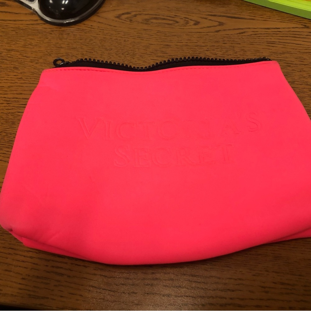 Victoria secret’s  tote for beach perfect to keep  wet bathing suit